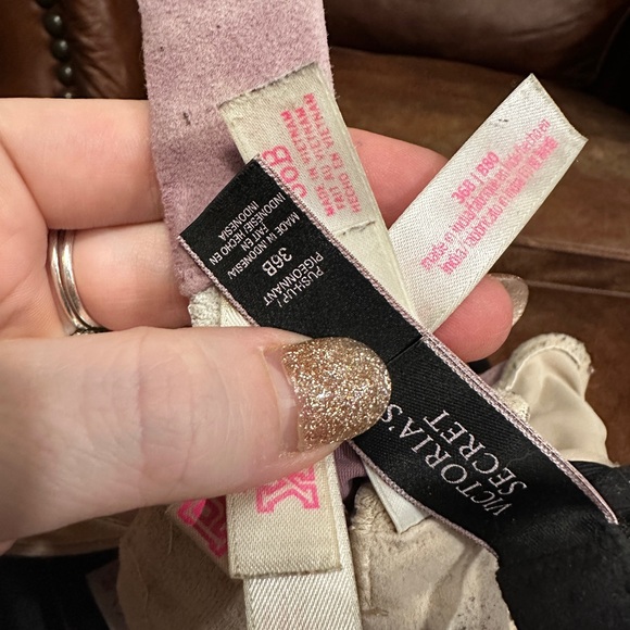 Lot of VS PINK Bras 36B - Picture 2 of 3